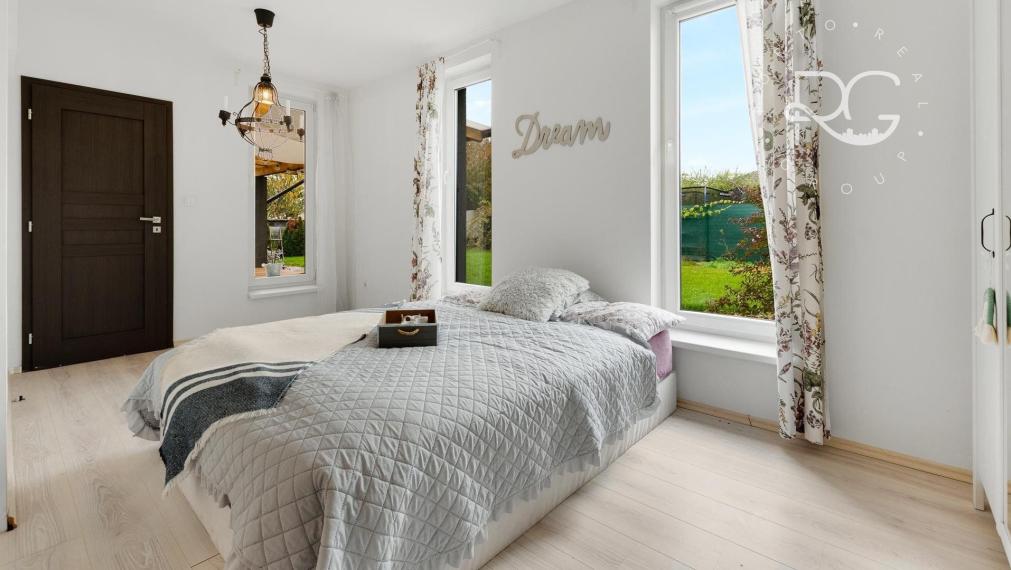 =PREDANÉ= Moderný samostatne stojaci 4izb bungalov s garážou vo Hviezdoslavove