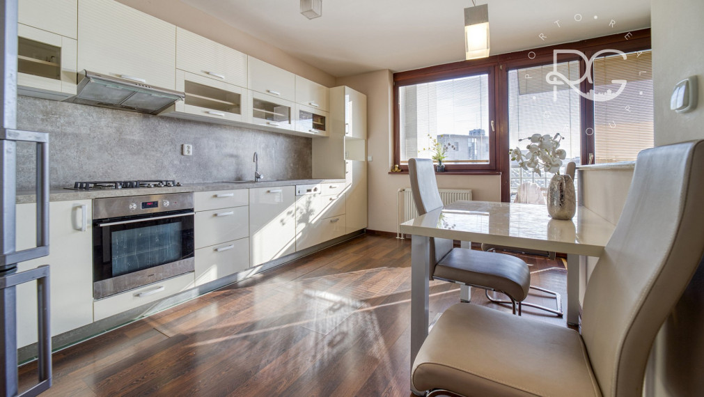 =PREDANÉ= Priestranný slnečný 3izb byt s pekným výhľadom v Starom Meste