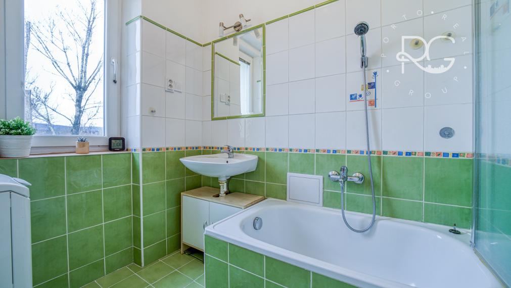 =PREDANÉ= Pekný priestranný svetlý 2izbový byt v tichej časti plnej zelene v Novom Meste