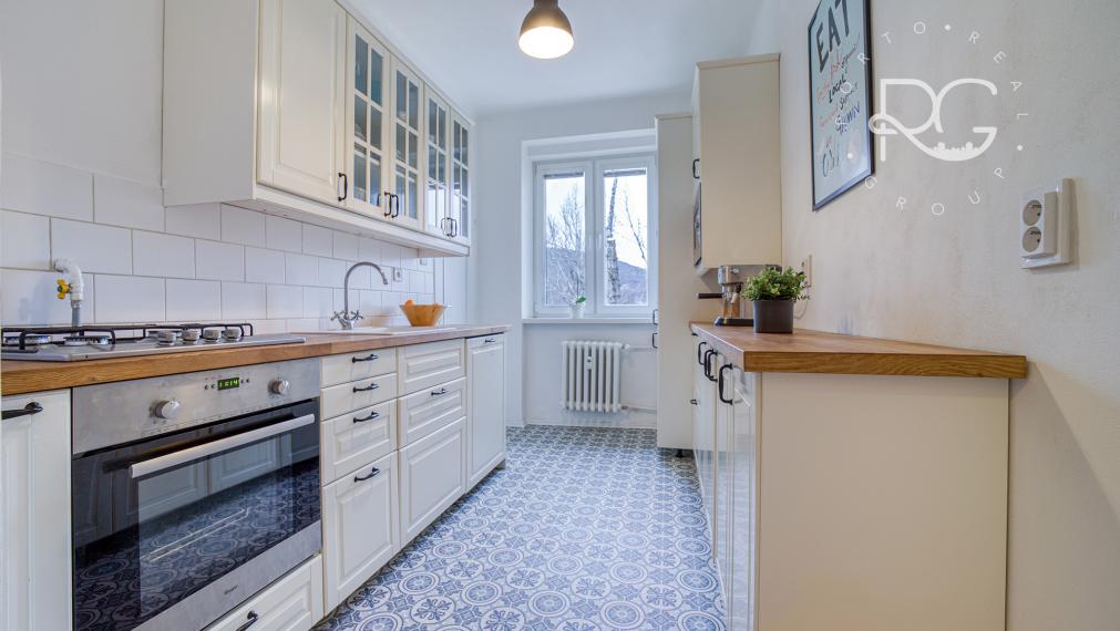 =PREDANÉ= Pekný priestranný svetlý 2izbový byt v tichej časti plnej zelene v Novom Meste