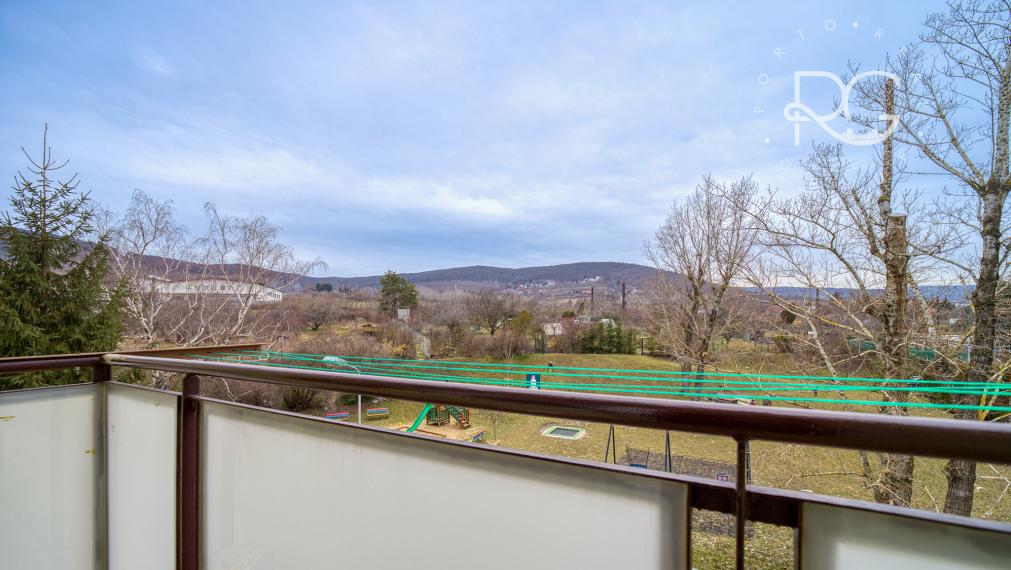 =PREDANÉ= Pekný priestranný svetlý 2izbový byt v tichej časti plnej zelene v Novom Meste