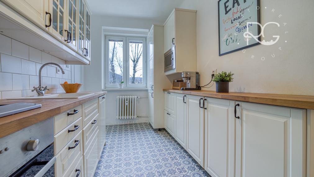 =PREDANÉ= Pekný priestranný svetlý 2izbový byt v tichej časti plnej zelene v Novom Meste