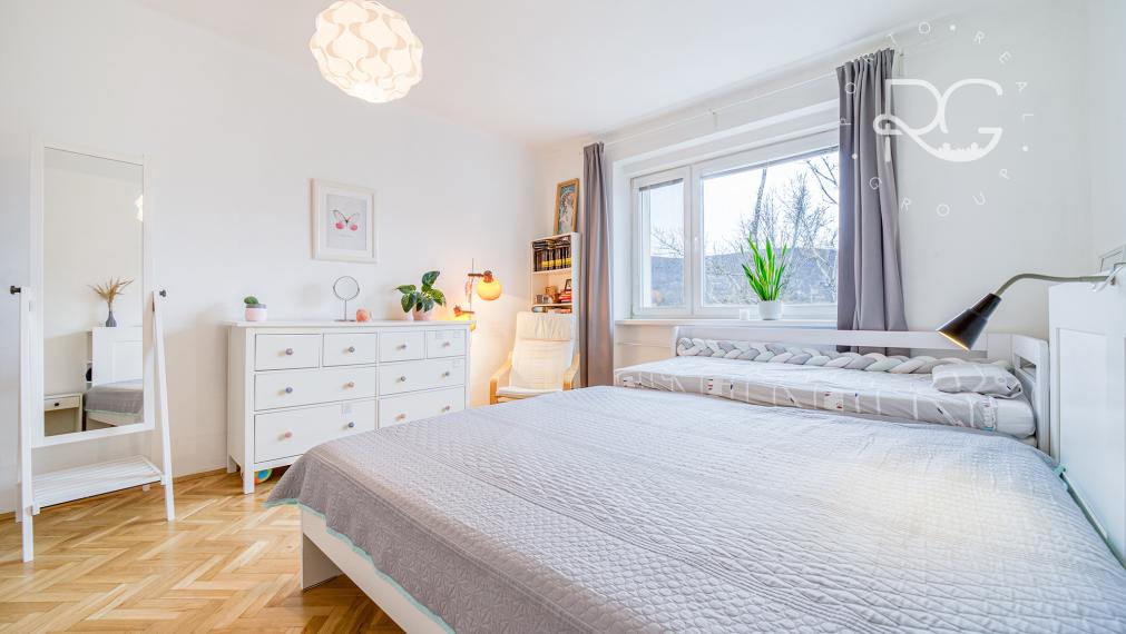 =PREDANÉ= Pekný priestranný svetlý 2izbový byt v tichej časti plnej zelene v Novom Meste