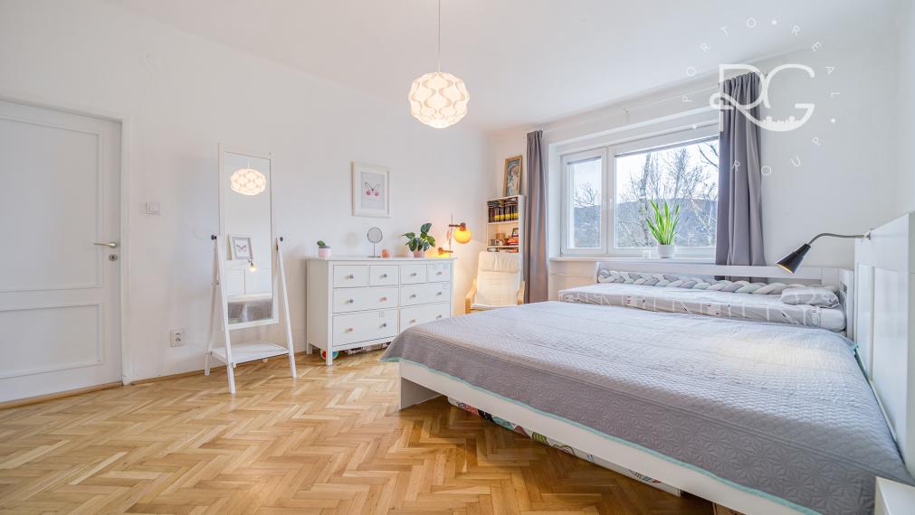 =PREDANÉ= Pekný priestranný svetlý 2izbový byt v tichej časti plnej zelene v Novom Meste