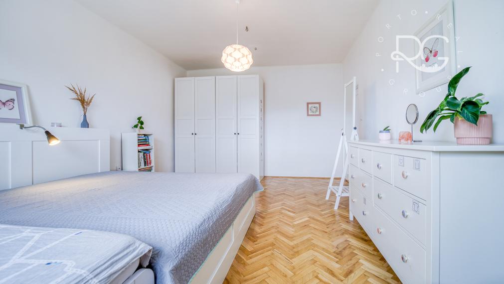 =PREDANÉ= Pekný priestranný svetlý 2izbový byt v tichej časti plnej zelene v Novom Meste