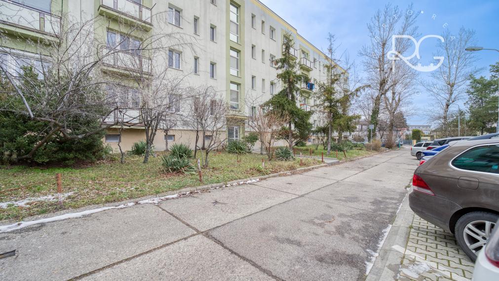 =PREDANÉ= Pekný priestranný svetlý 2izbový byt v tichej časti plnej zelene v Novom Meste