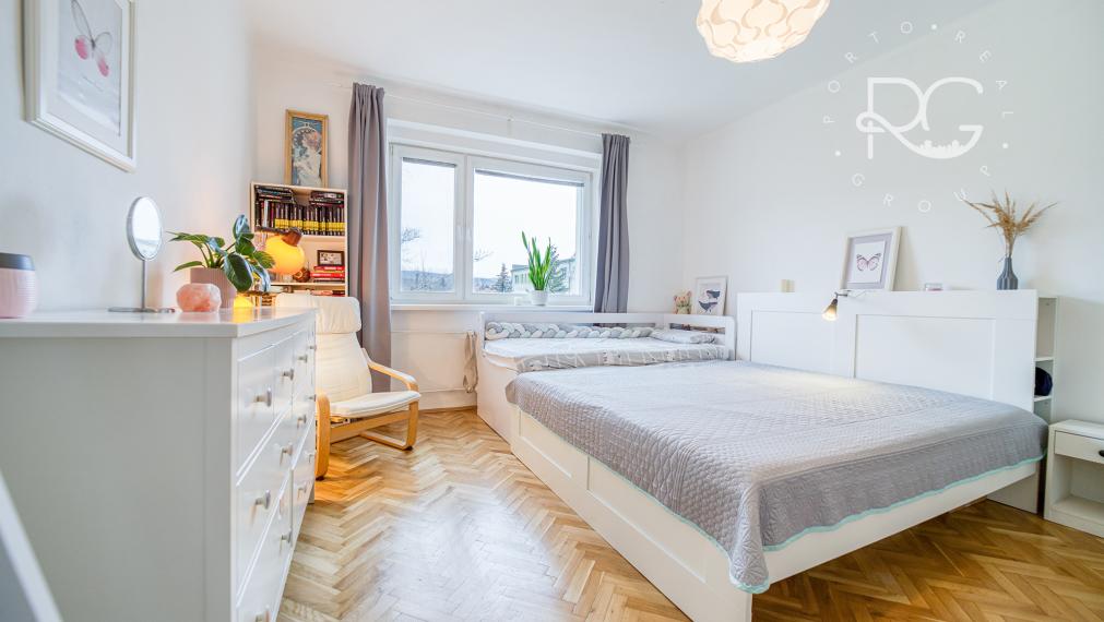 =PREDANÉ= Pekný priestranný svetlý 2izbový byt v tichej časti plnej zelene v Novom Meste