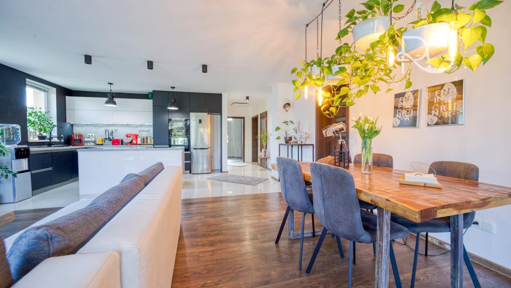 =PREDANÉ= Pekný RD s nádhernou záhradou a priestranným pozemkom vo Hviezdoslavove