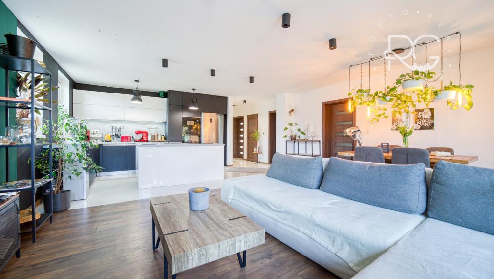 =PREDANÉ= Pekný RD s nádhernou záhradou a priestranným pozemkom vo Hviezdoslavove