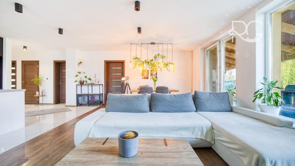 =PREDANÉ= Pekný RD s nádhernou záhradou a priestranným pozemkom vo Hviezdoslavove