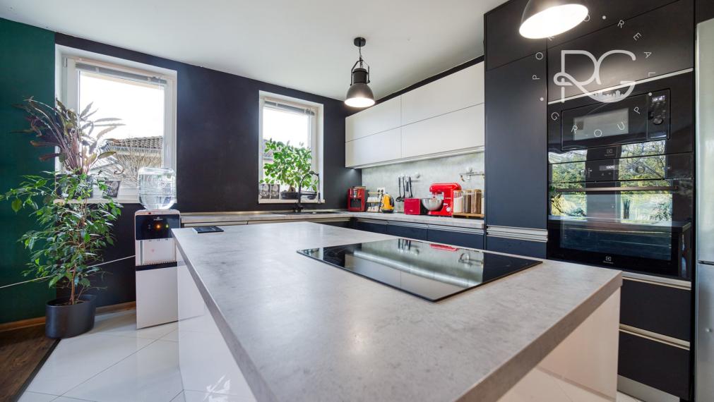 =PREDANÉ= Pekný RD s nádhernou záhradou a priestranným pozemkom vo Hviezdoslavove