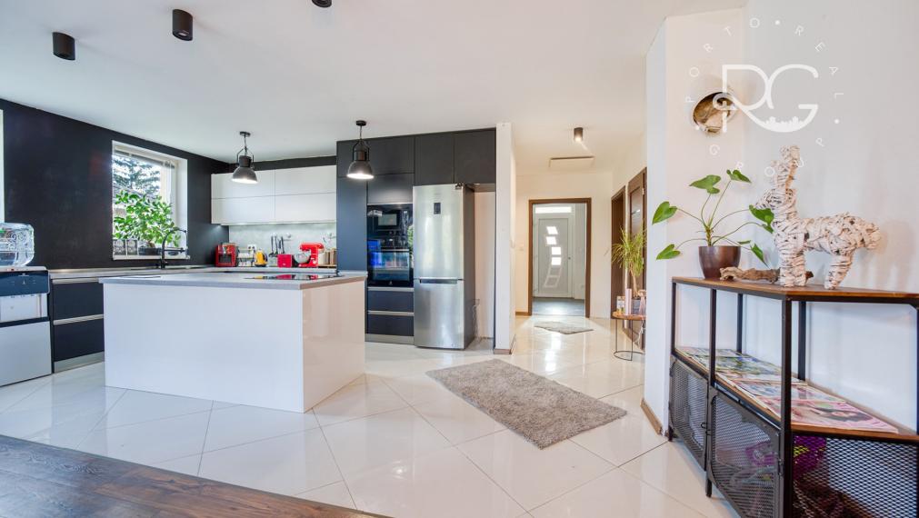 =PREDANÉ= Pekný RD s nádhernou záhradou a priestranným pozemkom vo Hviezdoslavove