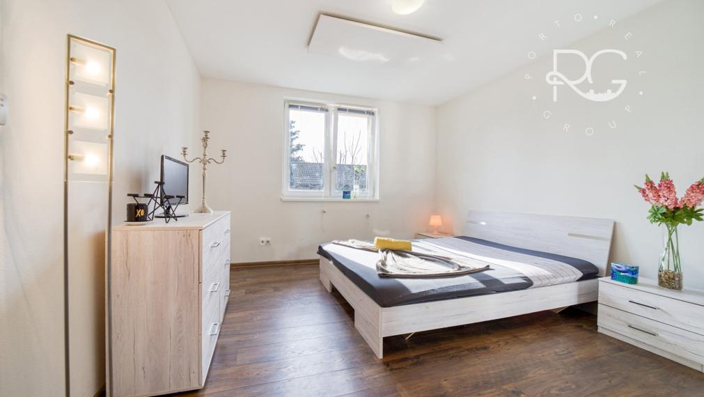 =PREDANÉ= Pekný RD s nádhernou záhradou a priestranným pozemkom vo Hviezdoslavove