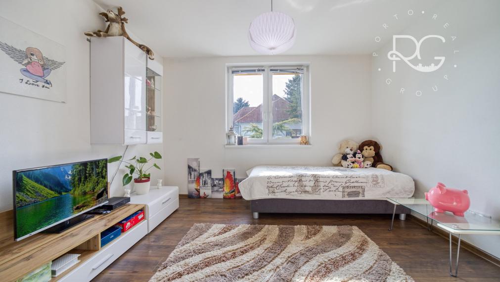 =PREDANÉ= Pekný RD s nádhernou záhradou a priestranným pozemkom vo Hviezdoslavove