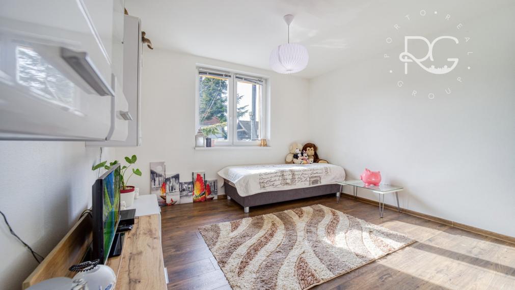 =PREDANÉ= Pekný RD s nádhernou záhradou a priestranným pozemkom vo Hviezdoslavove