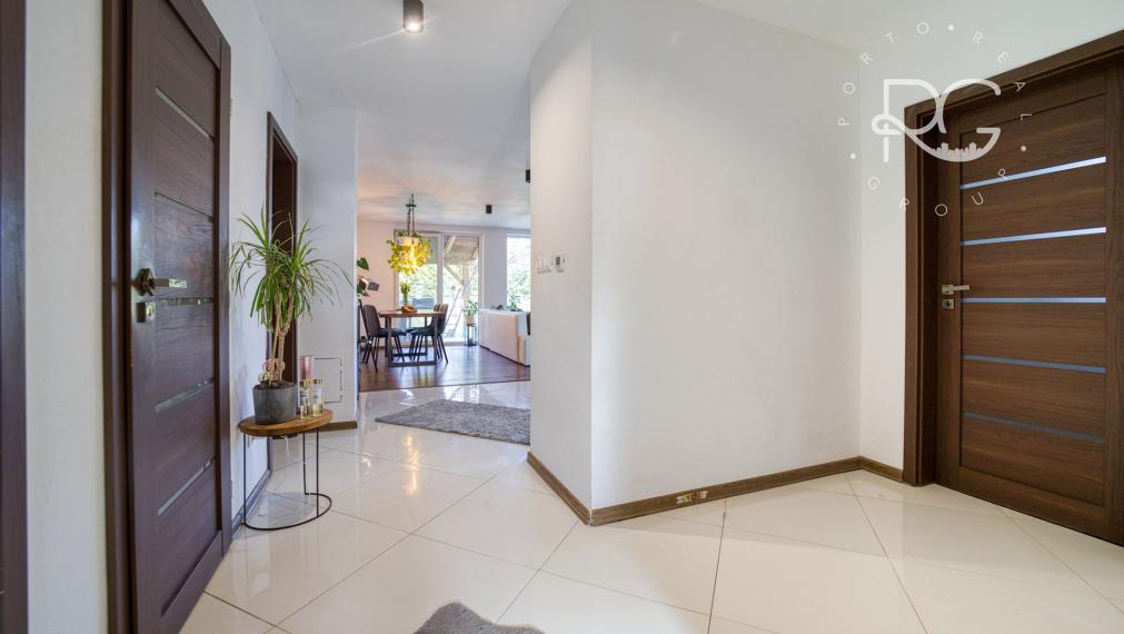 =PREDANÉ= Pekný RD s nádhernou záhradou a priestranným pozemkom vo Hviezdoslavove