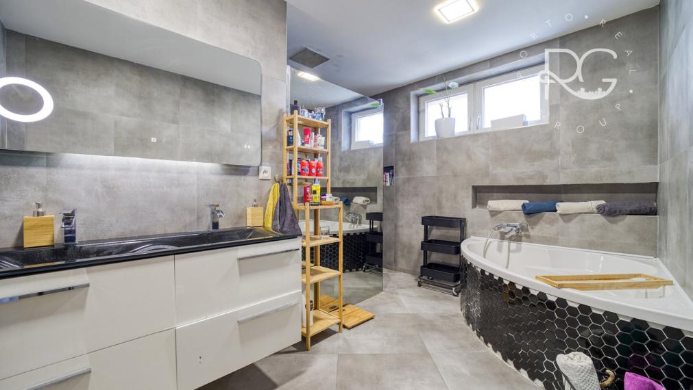 =PREDANÉ= Pekný RD s nádhernou záhradou a priestranným pozemkom vo Hviezdoslavove