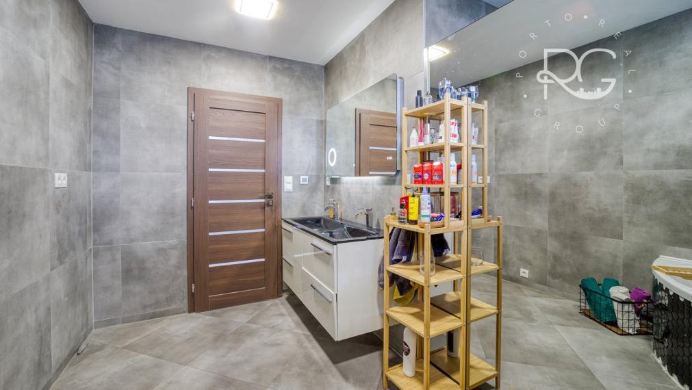 =PREDANÉ= Pekný RD s nádhernou záhradou a priestranným pozemkom vo Hviezdoslavove