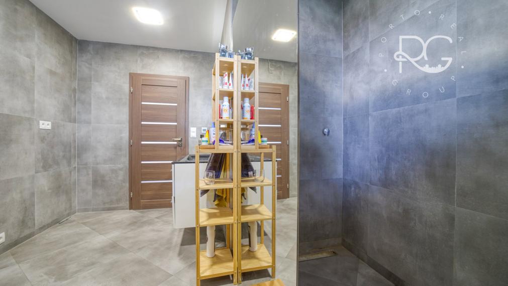 =PREDANÉ= Pekný RD s nádhernou záhradou a priestranným pozemkom vo Hviezdoslavove