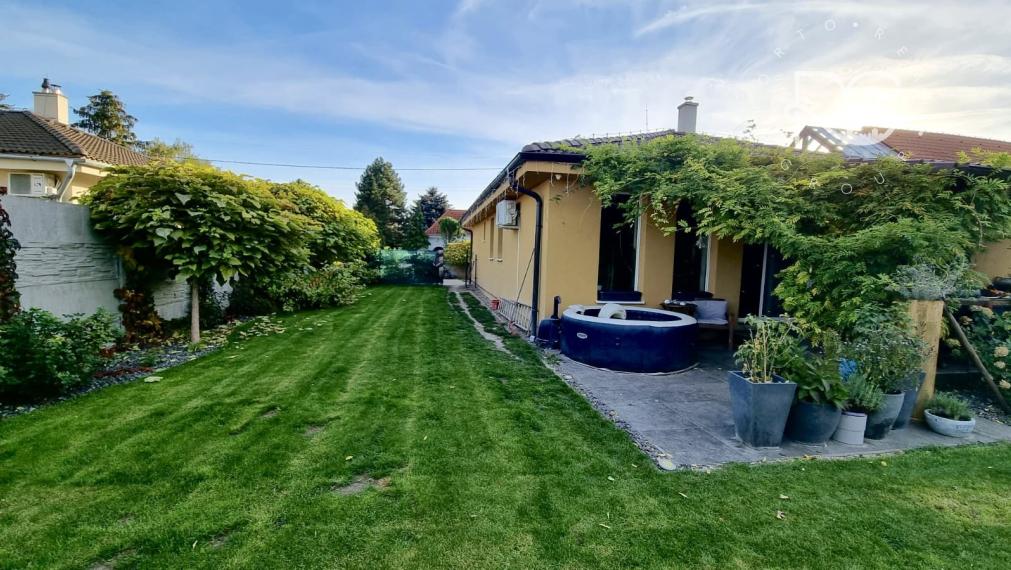 =PREDANÉ= Pekný RD s nádhernou záhradou a priestranným pozemkom vo Hviezdoslavove