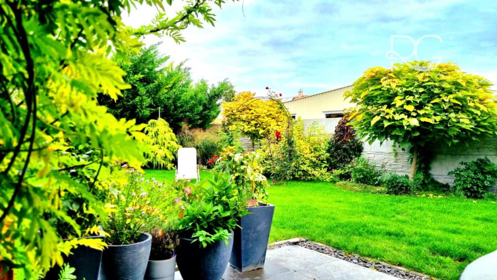 =PREDANÉ= Pekný RD s nádhernou záhradou a priestranným pozemkom vo Hviezdoslavove