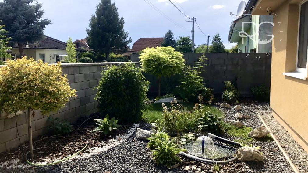 =PREDANÉ= Pekný RD s nádhernou záhradou a priestranným pozemkom vo Hviezdoslavove