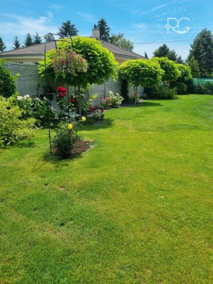 =PREDANÉ= Pekný RD s nádhernou záhradou a priestranným pozemkom vo Hviezdoslavove