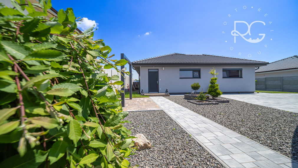 =PREDANÉ=VIDEOPREHLIADKA: Krásny dizajnový bungalov s veľkým pozemkom v Moste pri BA