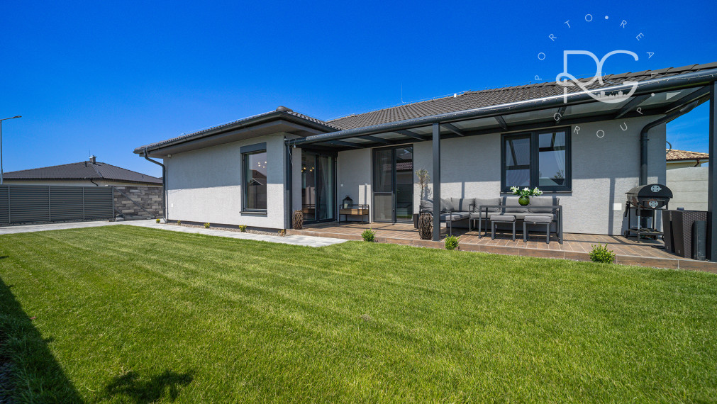 =PREDANÉ=VIDEOPREHLIADKA: Krásny dizajnový bungalov s veľkým pozemkom v Moste pri BA