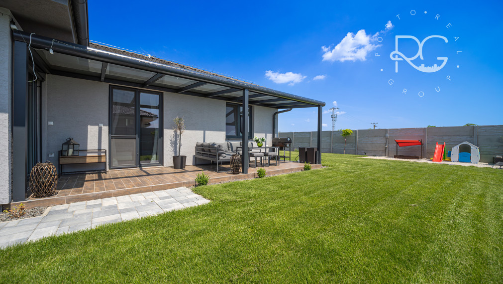 =PREDANÉ=VIDEOPREHLIADKA: Krásny dizajnový bungalov s veľkým pozemkom v Moste pri BA