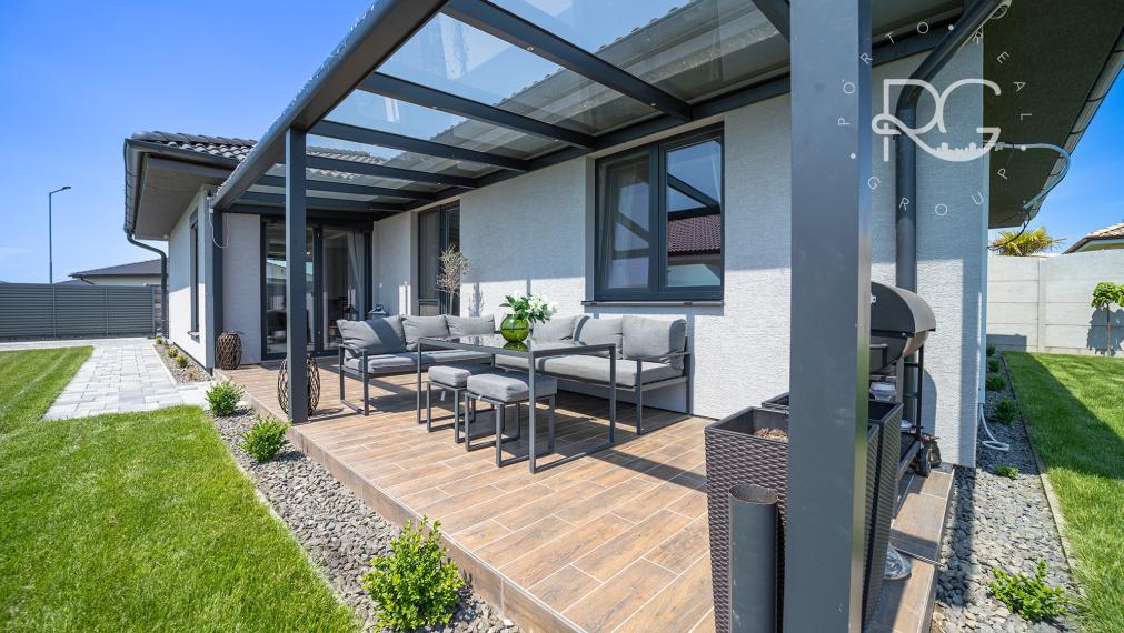 =PREDANÉ=VIDEOPREHLIADKA: Krásny dizajnový bungalov s veľkým pozemkom v Moste pri BA