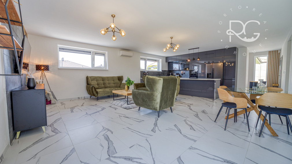 =PREDANÉ=VIDEOPREHLIADKA: Krásny dizajnový bungalov s veľkým pozemkom v Moste pri BA