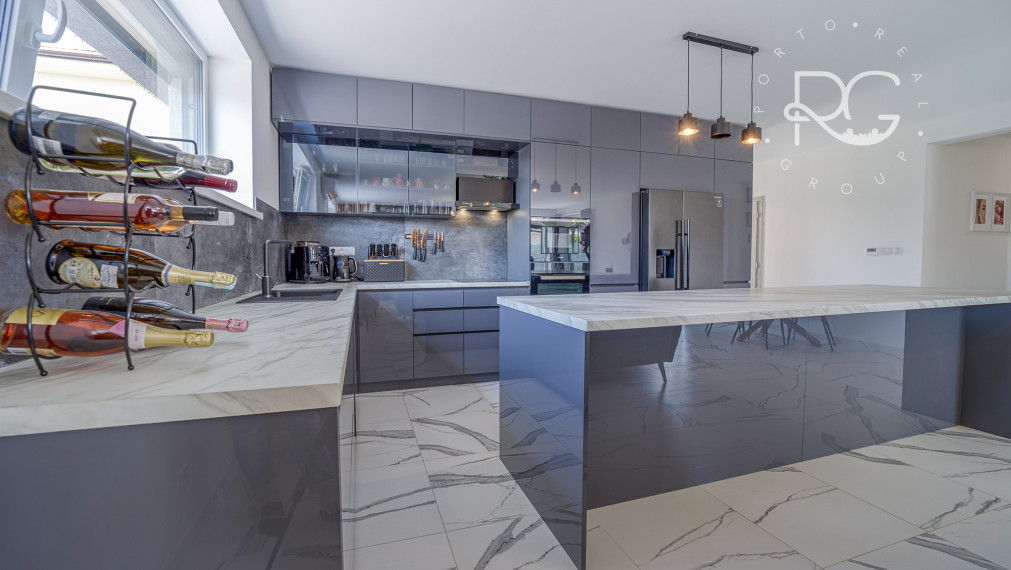 =PREDANÉ=VIDEOPREHLIADKA: Krásny dizajnový bungalov s veľkým pozemkom v Moste pri BA