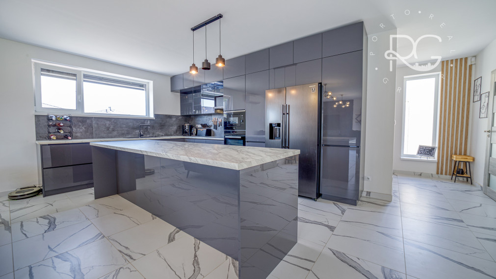 =PREDANÉ=VIDEOPREHLIADKA: Krásny dizajnový bungalov s veľkým pozemkom v Moste pri BA