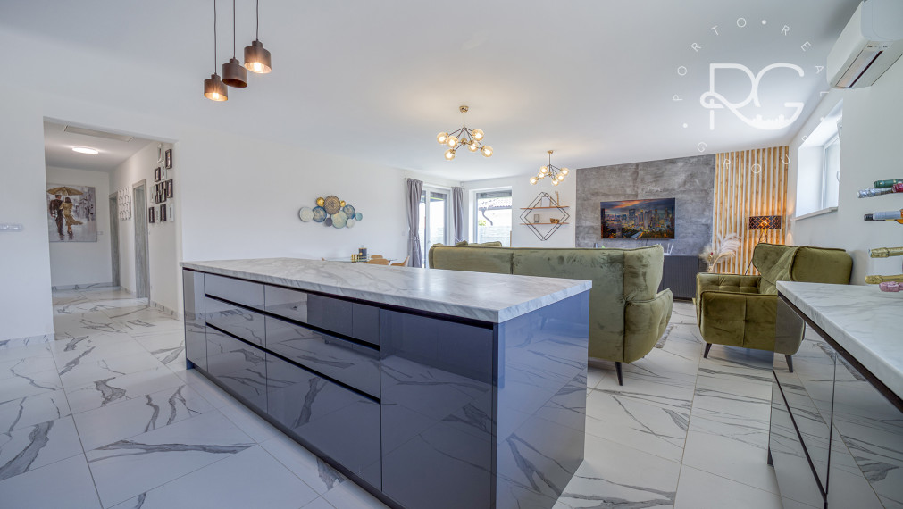 =PREDANÉ=VIDEOPREHLIADKA: Krásny dizajnový bungalov s veľkým pozemkom v Moste pri BA