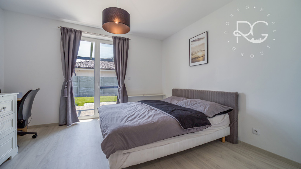 =PREDANÉ=VIDEOPREHLIADKA: Krásny dizajnový bungalov s veľkým pozemkom v Moste pri BA