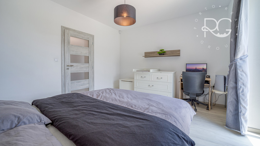 =PREDANÉ=VIDEOPREHLIADKA: Krásny dizajnový bungalov s veľkým pozemkom v Moste pri BA