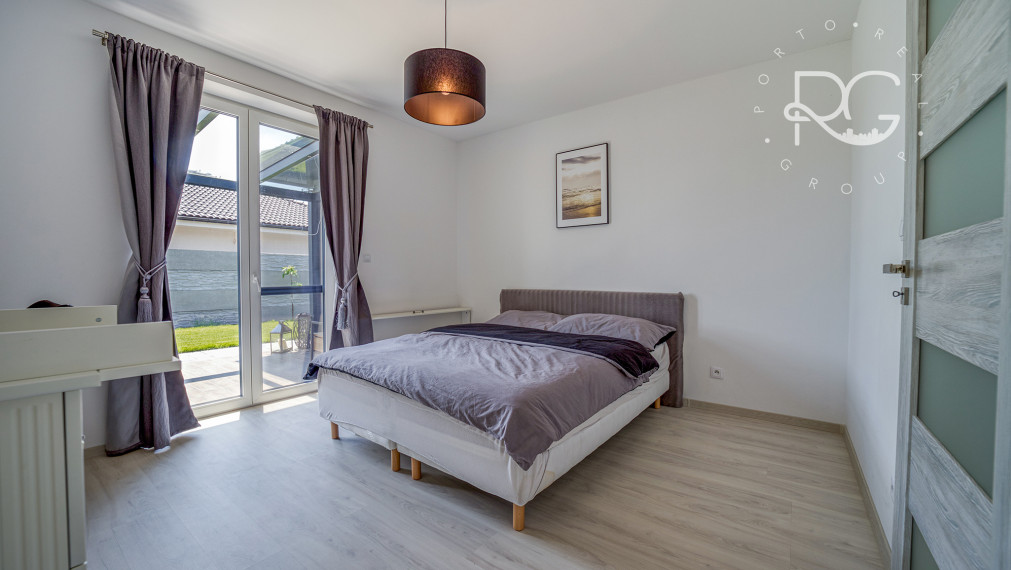 =PREDANÉ=VIDEOPREHLIADKA: Krásny dizajnový bungalov s veľkým pozemkom v Moste pri BA