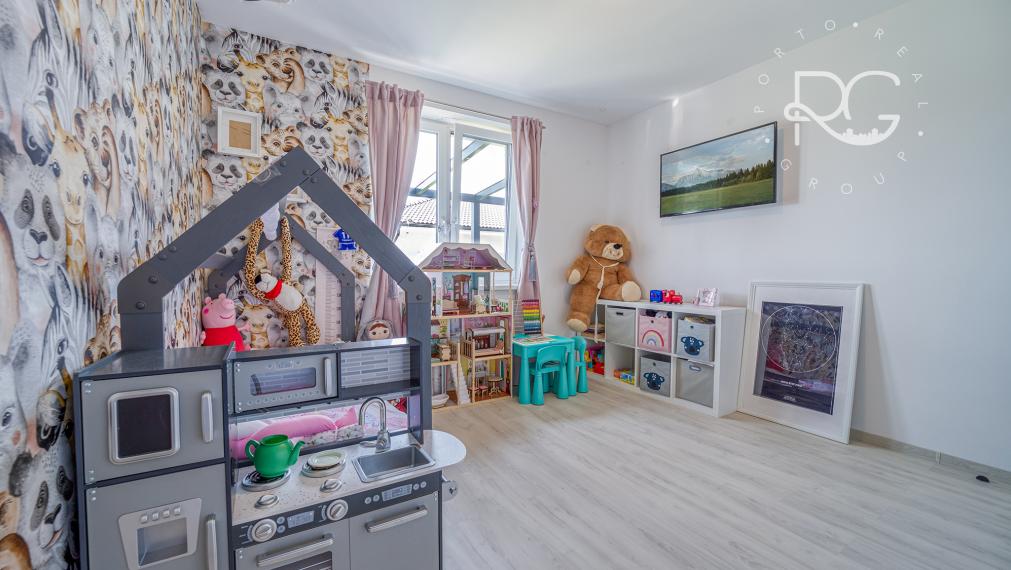 =PREDANÉ=VIDEOPREHLIADKA: Krásny dizajnový bungalov s veľkým pozemkom v Moste pri BA