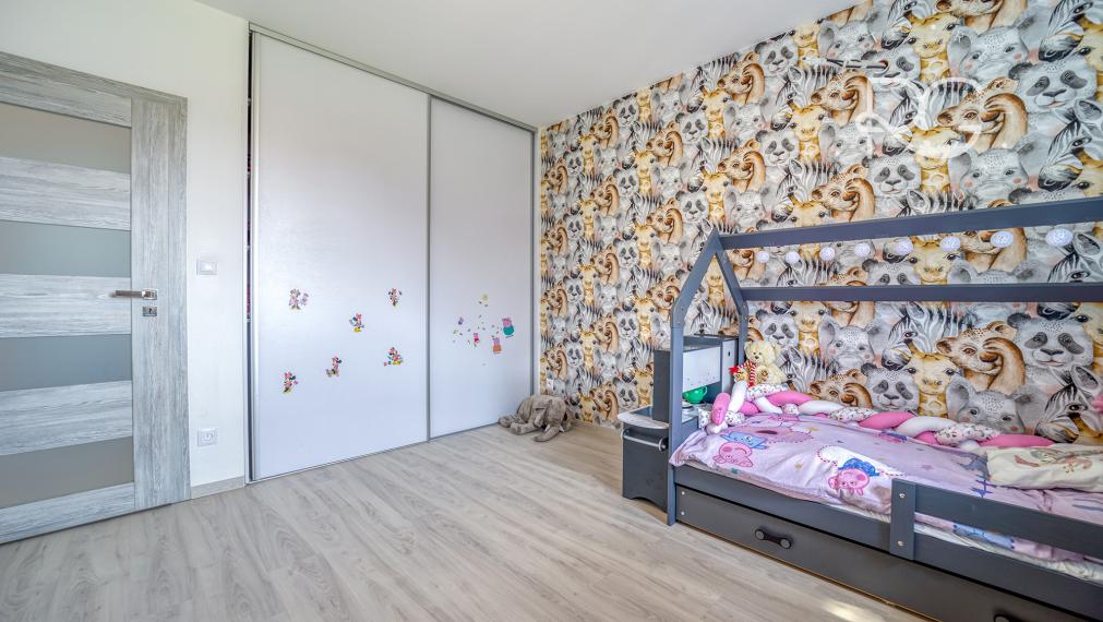 =PREDANÉ=VIDEOPREHLIADKA: Krásny dizajnový bungalov s veľkým pozemkom v Moste pri BA