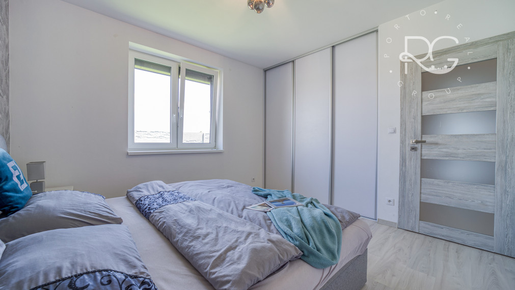 =PREDANÉ=VIDEOPREHLIADKA: Krásny dizajnový bungalov s veľkým pozemkom v Moste pri BA