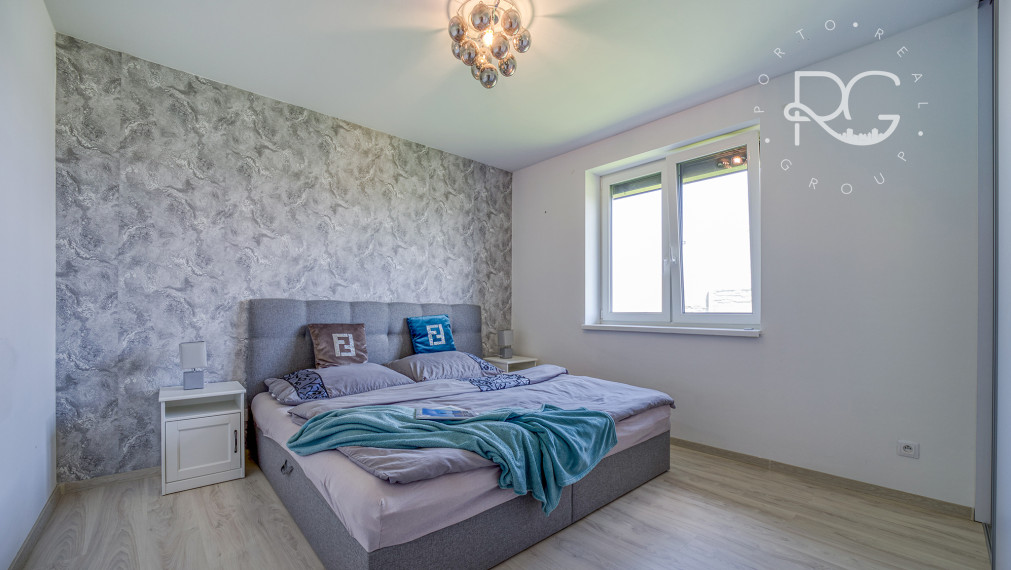 =PREDANÉ=VIDEOPREHLIADKA: Krásny dizajnový bungalov s veľkým pozemkom v Moste pri BA