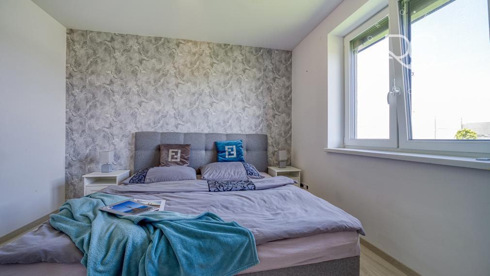 =PREDANÉ=VIDEOPREHLIADKA: Krásny dizajnový bungalov s veľkým pozemkom v Moste pri BA