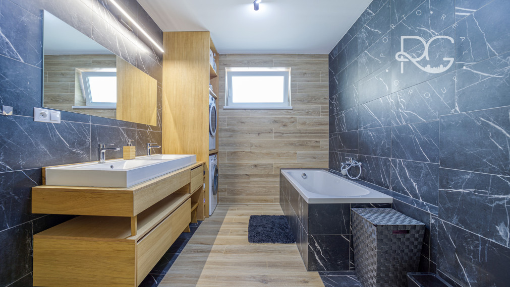 =PREDANÉ=VIDEOPREHLIADKA: Krásny dizajnový bungalov s veľkým pozemkom v Moste pri BA