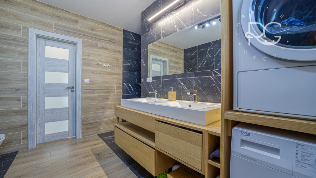 =PREDANÉ=VIDEOPREHLIADKA: Krásny dizajnový bungalov s veľkým pozemkom v Moste pri BA