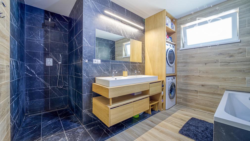 =PREDANÉ=VIDEOPREHLIADKA: Krásny dizajnový bungalov s veľkým pozemkom v Moste pri BA