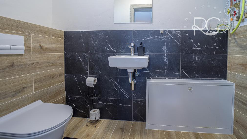 =PREDANÉ=VIDEOPREHLIADKA: Krásny dizajnový bungalov s veľkým pozemkom v Moste pri BA