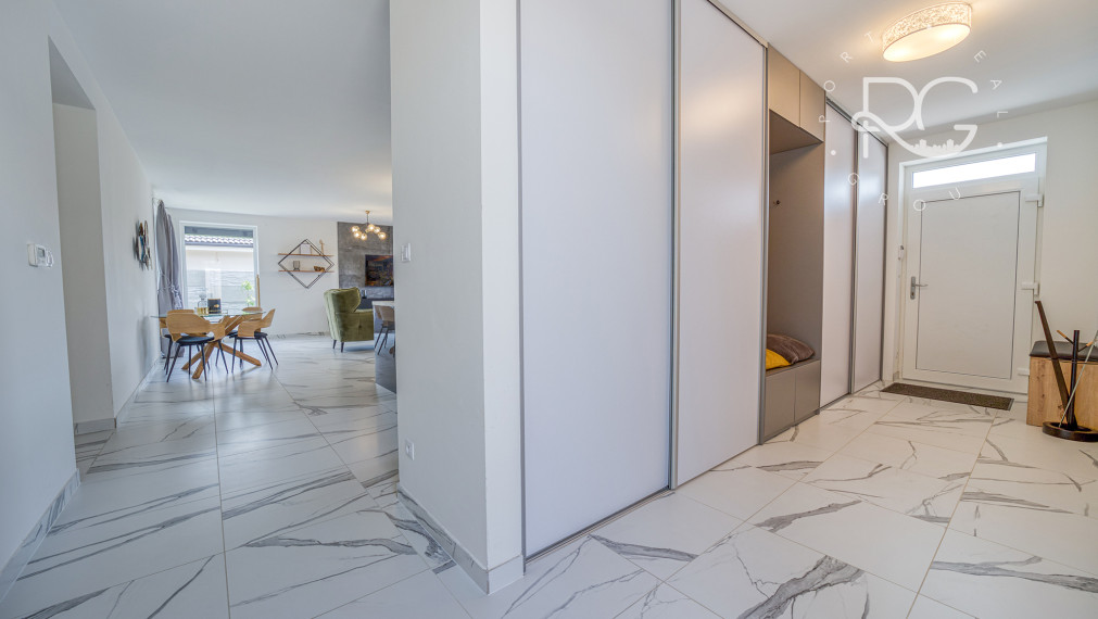 =PREDANÉ=VIDEOPREHLIADKA: Krásny dizajnový bungalov s veľkým pozemkom v Moste pri BA