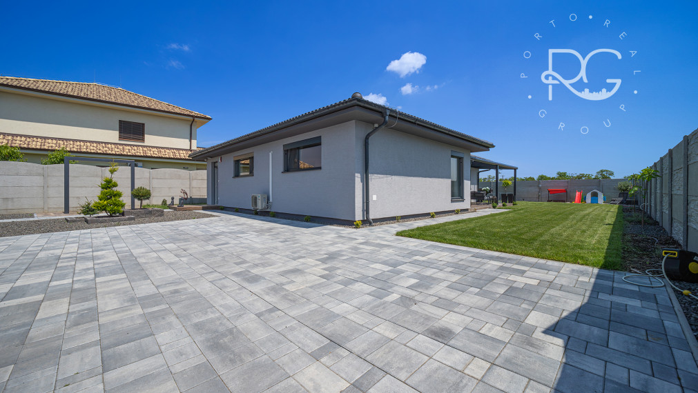 =PREDANÉ=VIDEOPREHLIADKA: Krásny dizajnový bungalov s veľkým pozemkom v Moste pri BA