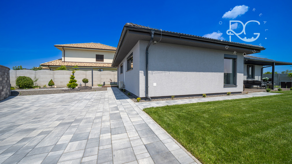 =PREDANÉ=VIDEOPREHLIADKA: Krásny dizajnový bungalov s veľkým pozemkom v Moste pri BA